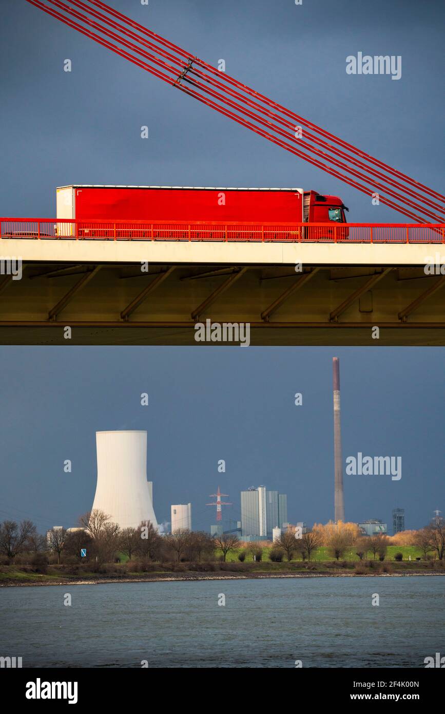 Ponte Beeckerwerther, ponte autostradale, A42, camion, nave da carico sul Reno, dietro la centrale a carbone STEAG Duisburg-Walsum, torre di raffreddamento, i Foto Stock