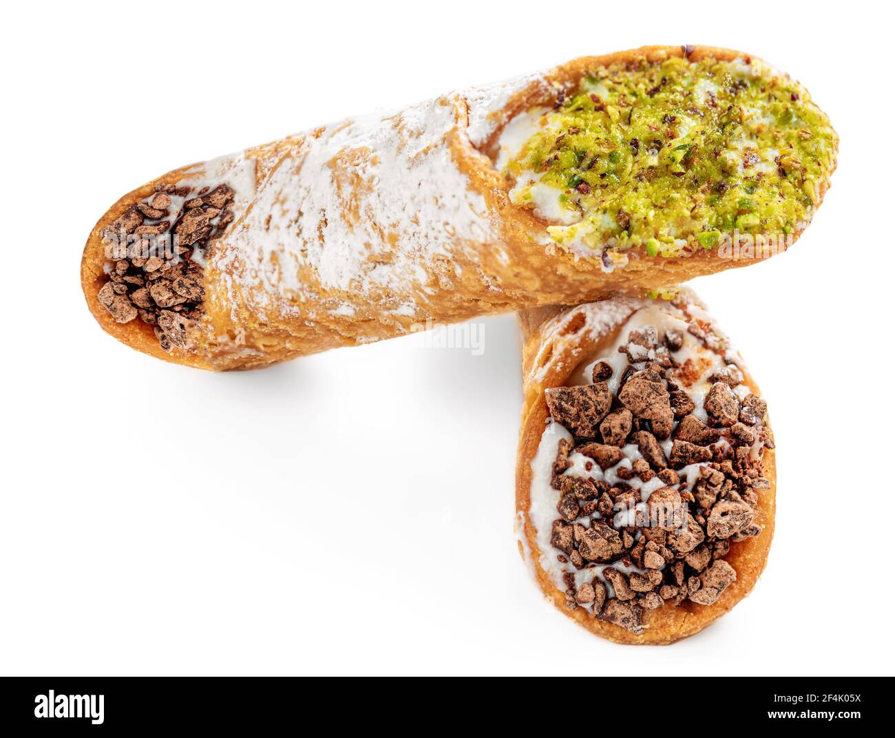 Cannoli siciliani isolati su sfondo bianco. Dolce dessert italiano Cannolo ripieno di formaggio cremoso Vista dall'alto Foto Stock