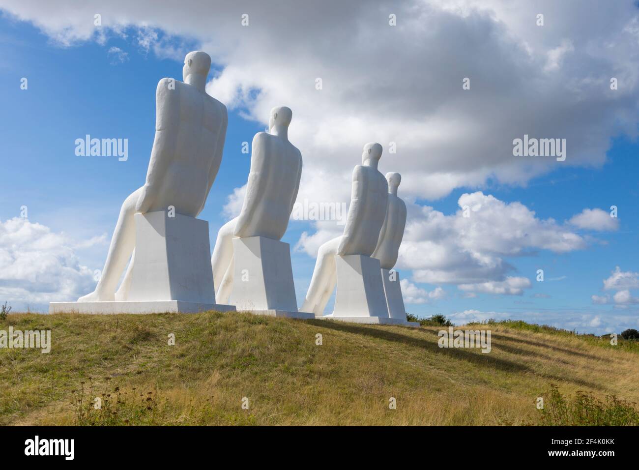 Esbjerg, Danimarca - 27 agosto 2020: Vista posteriore della colossale scultpura „uomini in mare" di Svend Wiig Hansen sulla riva vicino al porto della città. Danese Foto Stock