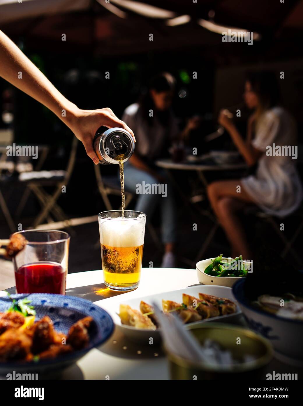 Cena nella terrazza del caffè con birra e cibo giapponese Foto Stock