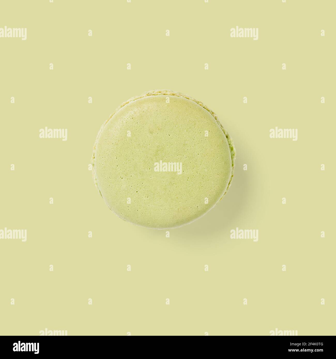 Macaron. I tradizionali macaroni colorati francesi si avvicinano, macro isolate su sfondo verde Foto Stock