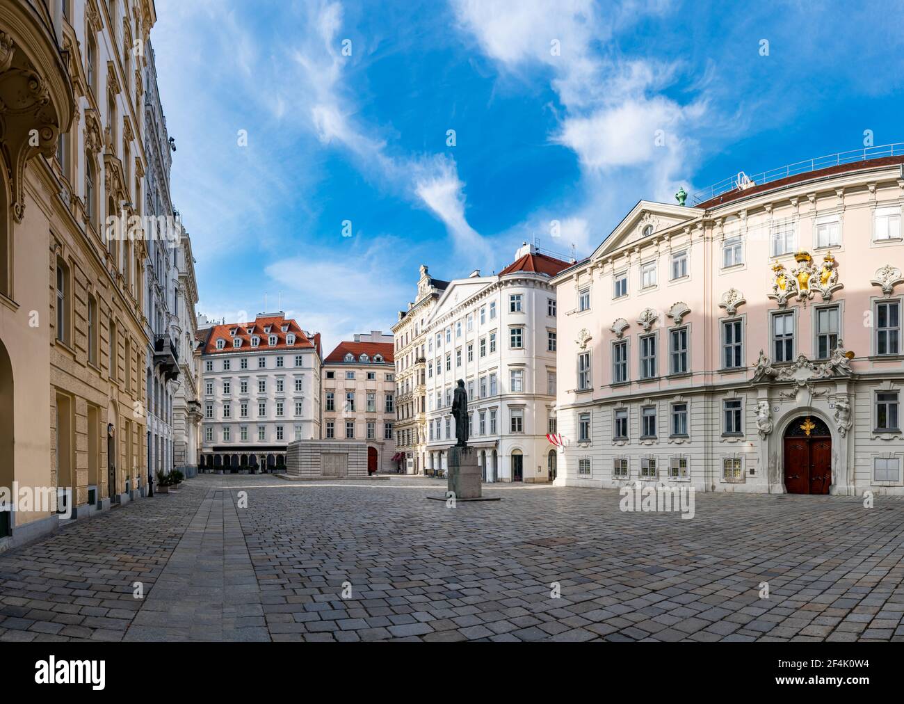 Judenplatz Jewish Square nel centro di Vienna. Luogo famoso e destinazione turistica in una bella giornata senza persone. Foto Stock