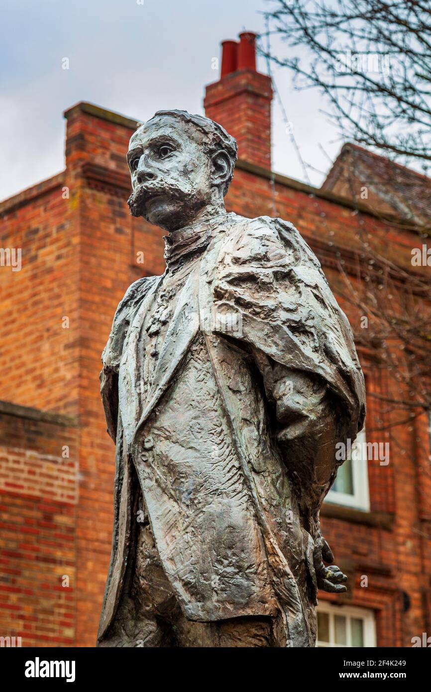 Una statua del compositore Edward Elgar in Cathedral Plaza a Worcester, Inghilterra Foto Stock