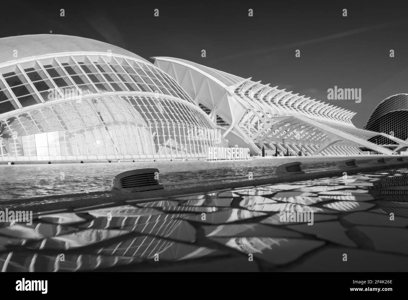 La Città delle Arti e delle Scienze di Valencia è il punto di riferimento moderno della città spagnola. È stato progettato dagli architetti Santiago Calatrava e Félix candela. Foto Stock