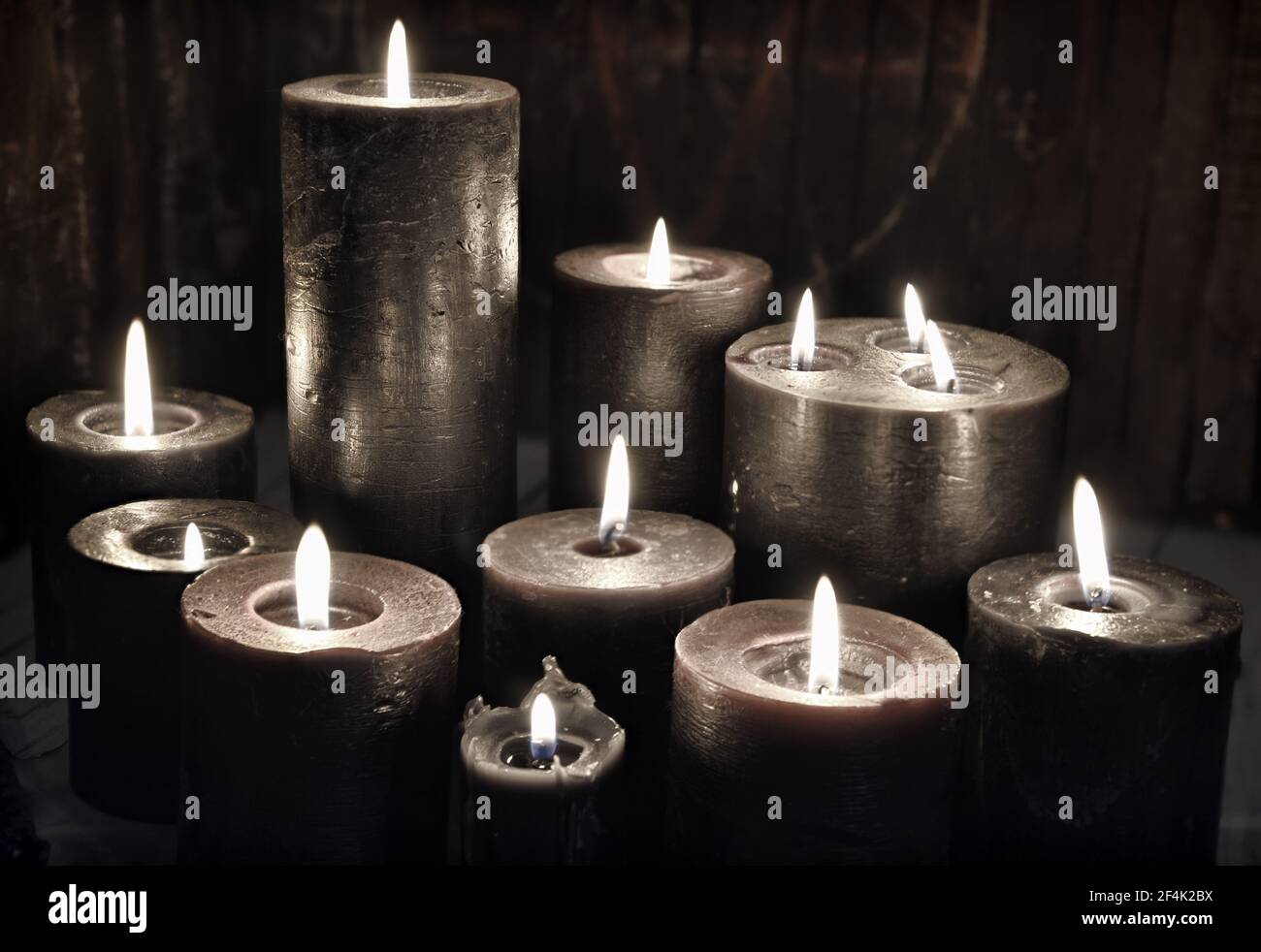 Primo piano di candele nere che bruciano sull'altare delle streghe. Sfondo  esoterico, gotico e occulto, concetto mistico di Halloween Foto stock -  Alamy