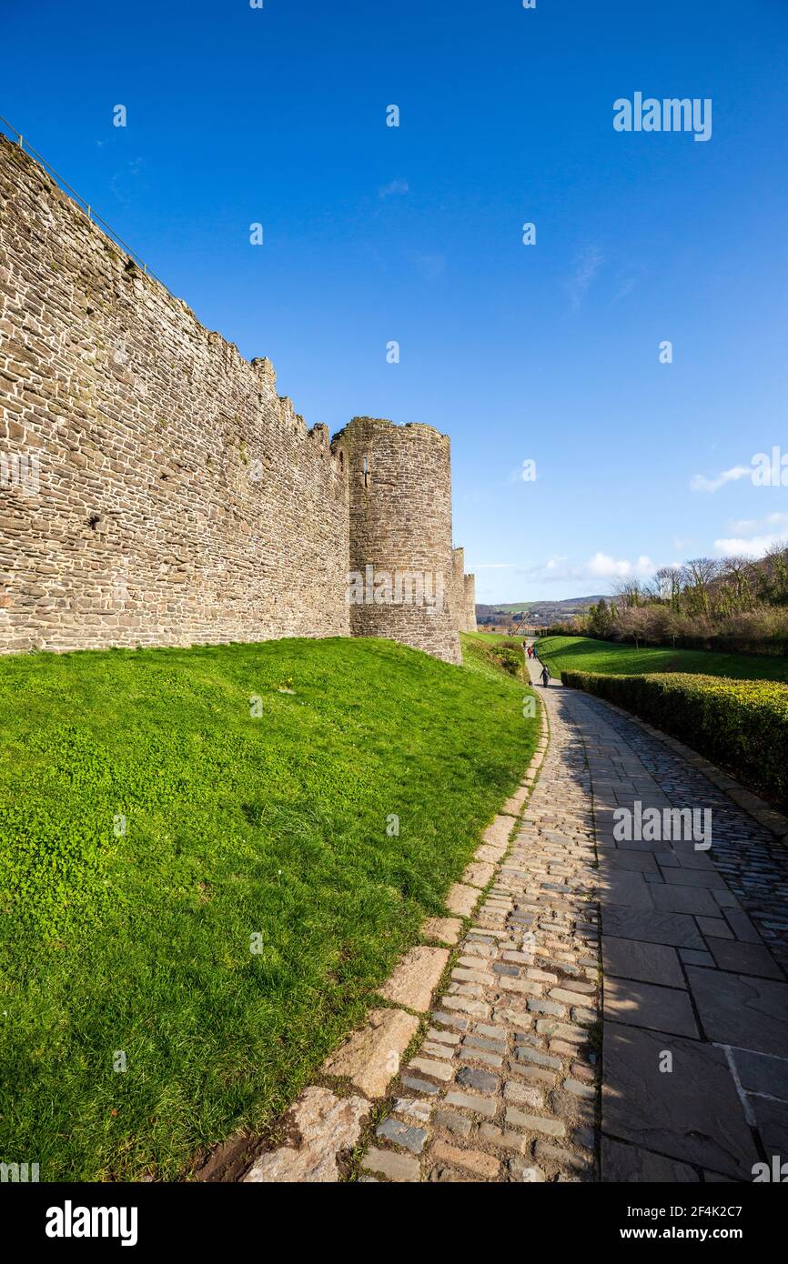 Le mura medievali fortificate della città di Conwy lungo il fiume, Galles Foto Stock