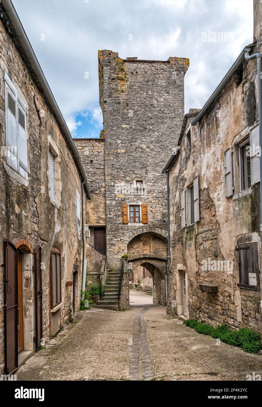 Grand Rue nel comune di Sainte-Eulalie-de-Cernon, nel dipartimento dell'Aveyron, nella regione di Causses, nella regione dell'Occitanie, in Francia Foto Stock