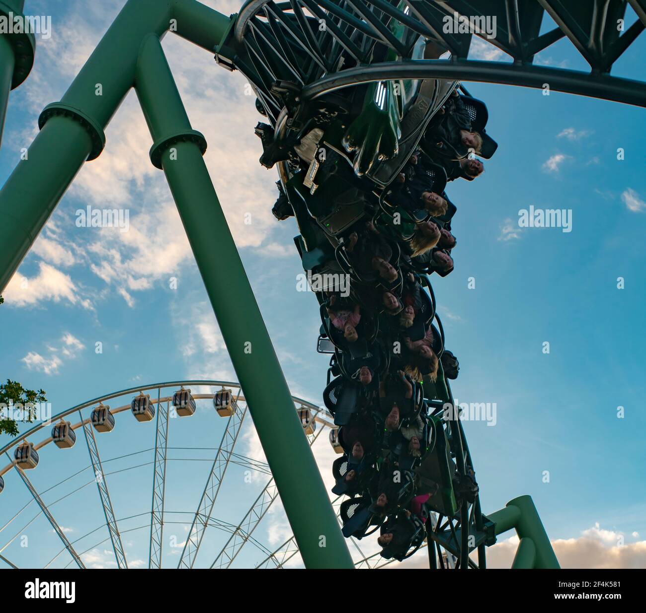 Persone che urlano e tengono le mani durante il Roller Coaster Ride Helix Foto Stock