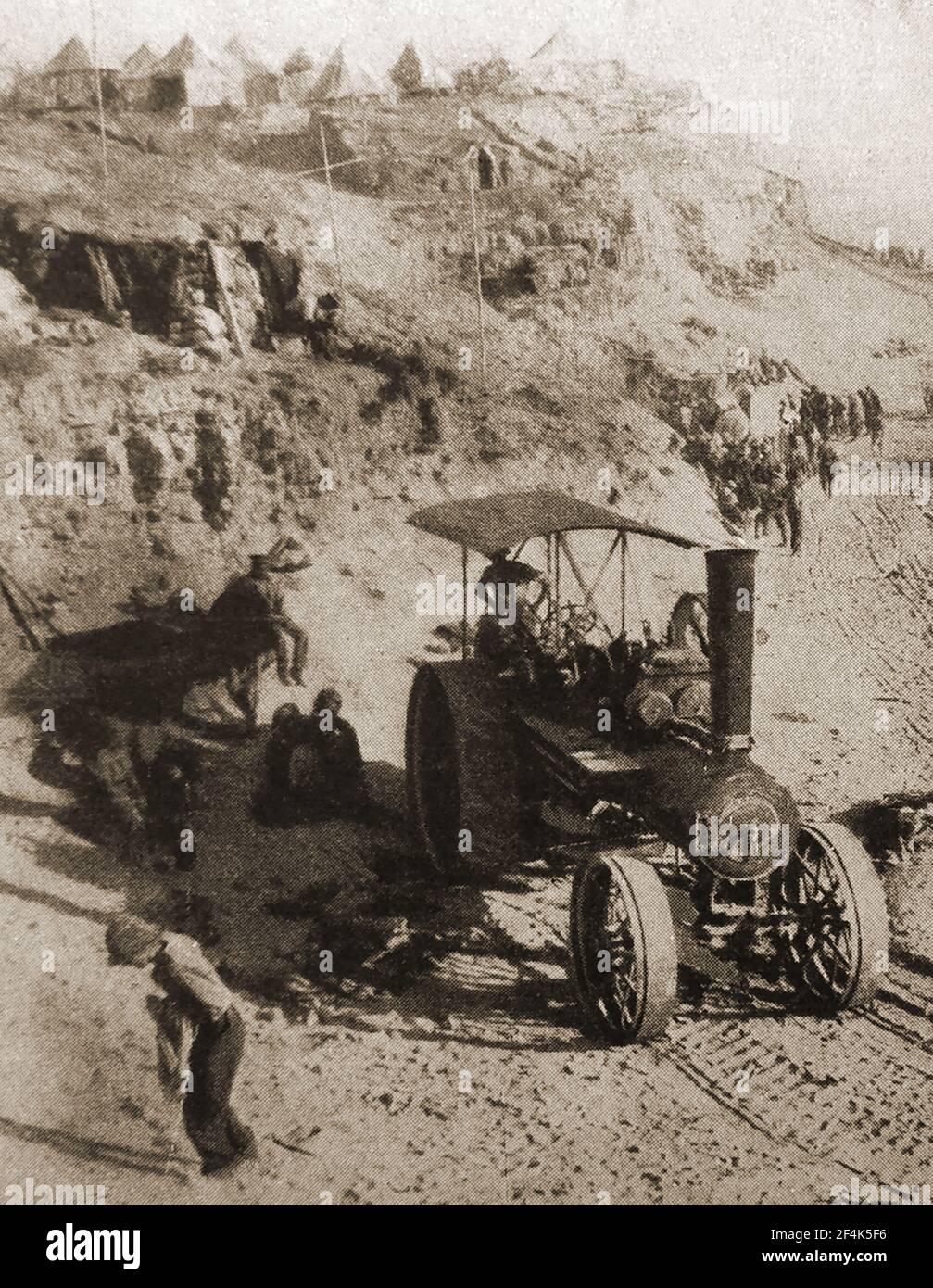 La prima guerra mondiale stabiliva un campo britannico a W Beach sulla Gallipoli Pedninsual utilizzando un trattore a vapore. Foto Stock