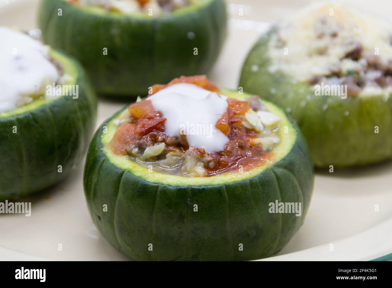 Zucchine farcite con carne e una varietà di salse. Gastronomia argentina tradizionale Foto Stock