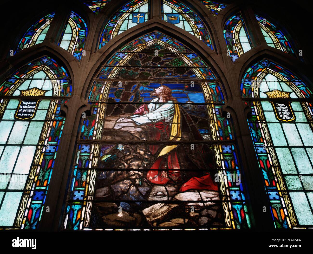 SPRINGFIELD, STATI UNITI - Mar 12, 2021: Gesù Cristo è raffigurato in preghiera nel Giardino del Getsemani in questa vetrata in una chiesa in M Foto Stock