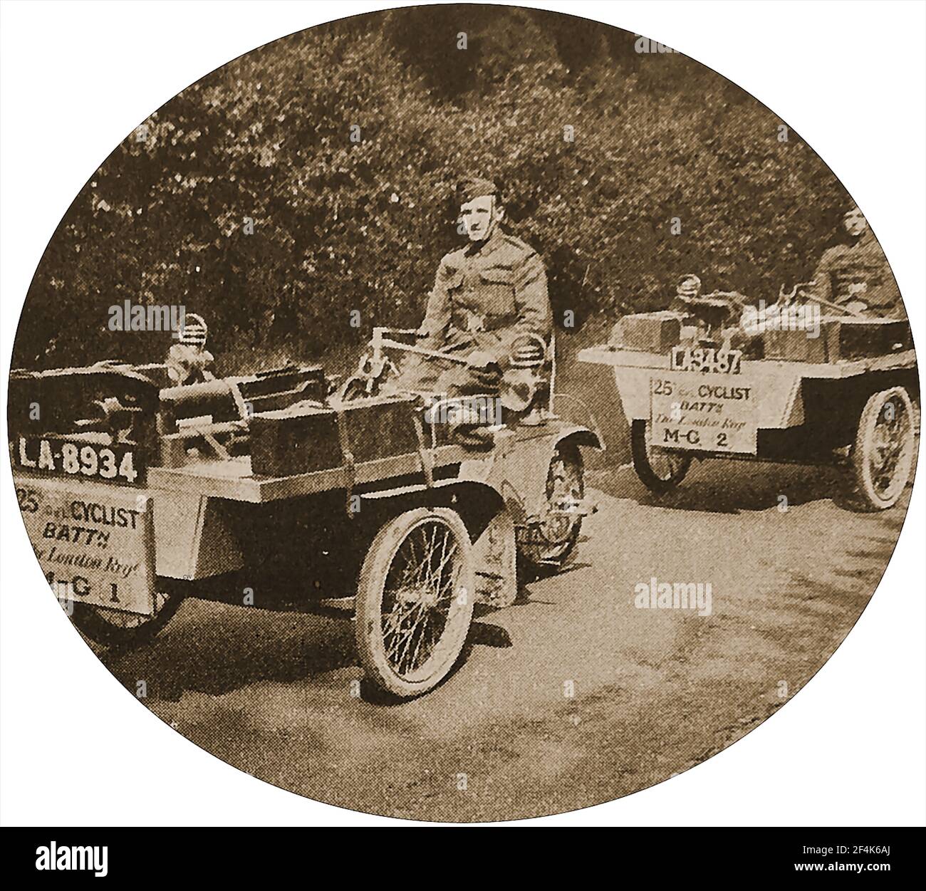 Foto della prima guerra mondiale che mostra i membri del 25° ciclista britannico Battaglione (Reggimento di Londra) In Grecia mannando carrelli Tri motorizzati dotati di pistole maxim Foto Stock