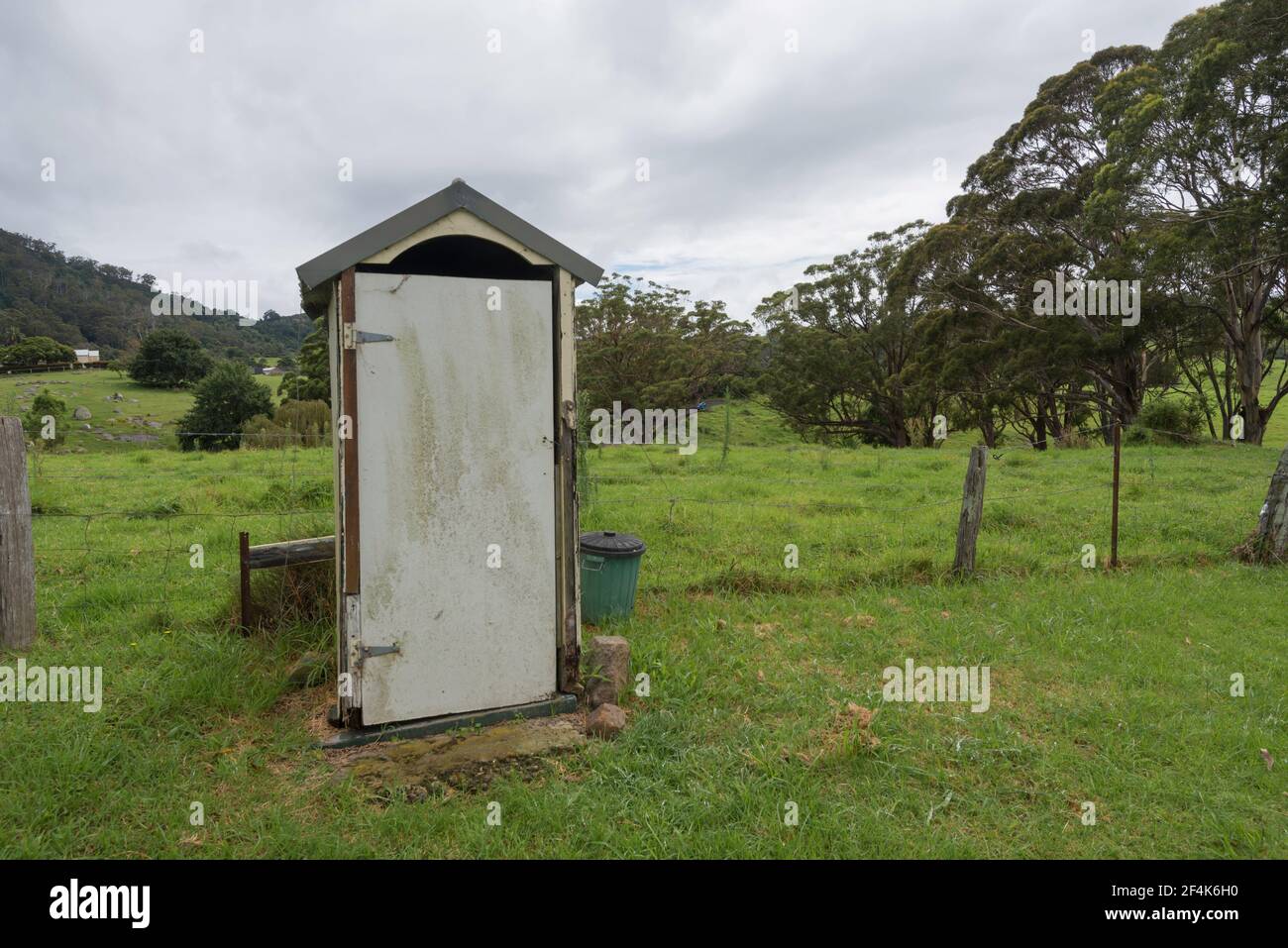 una toilette esterna sul retro di una chiesa di campagna A Tilba Tilba sulla costa sud del nuovo Galles del Sud In Australia Foto Stock