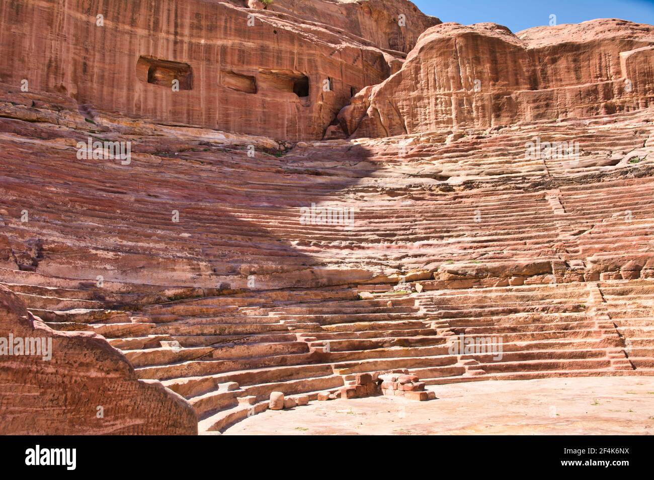 Anfiteatro Nabataeo al sito storico di Petra in Giordania. Foto Stock