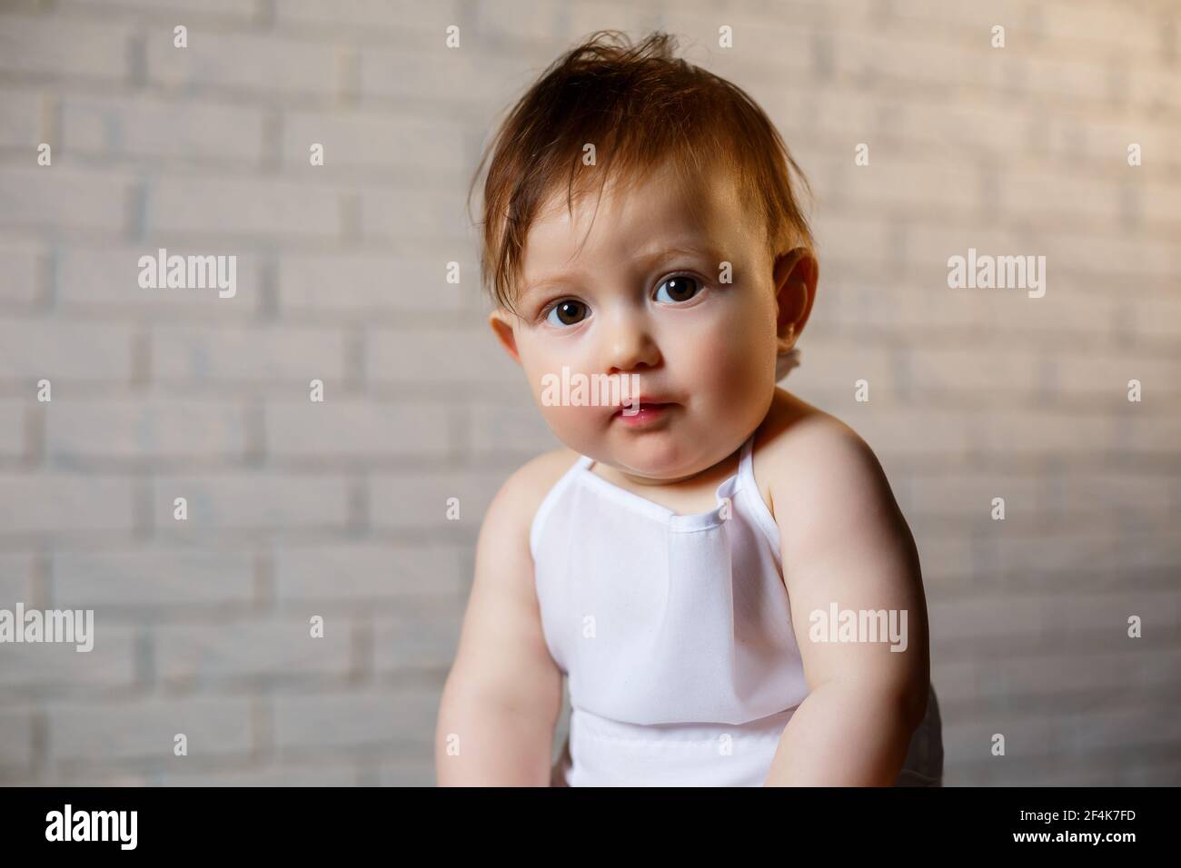 Ragazzino in un cappello e con pane. Bambino vestito da cuoco in cucina  Foto stock - Alamy