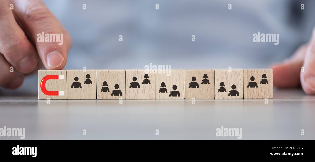 Concetto di attrazione del cliente su cubi di legno Foto Stock