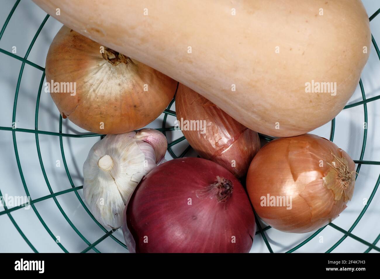 Primo piano di verdure varie in un cestino Foto Stock
