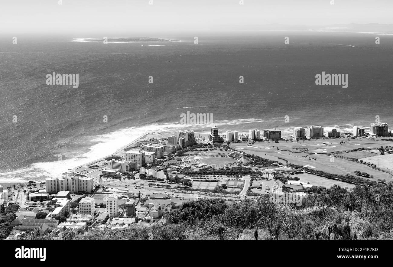 CAPO, SUD AFRICA - 13 marzo 2021: Città del Capo, Sud Africa - 15 ottobre 2019: Vista elevata del sobborgo costiero di Green Point a Città del Capo Foto Stock