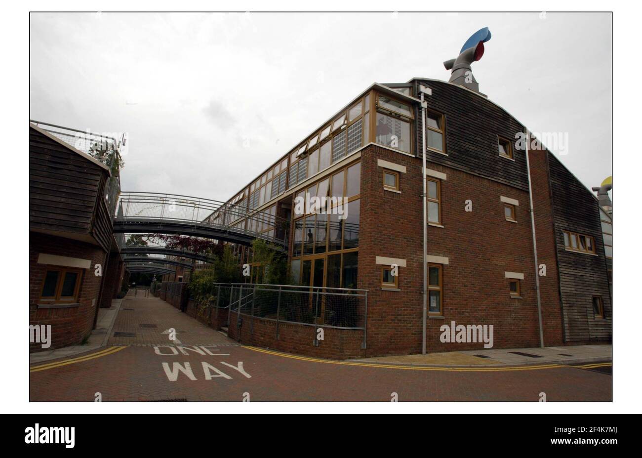 Steve Tabard a casa nel suo appartamento sul Beddington Zero (fossile) Energy Development, a Wallington.pic David Sandison 17/9/2004 Foto Stock