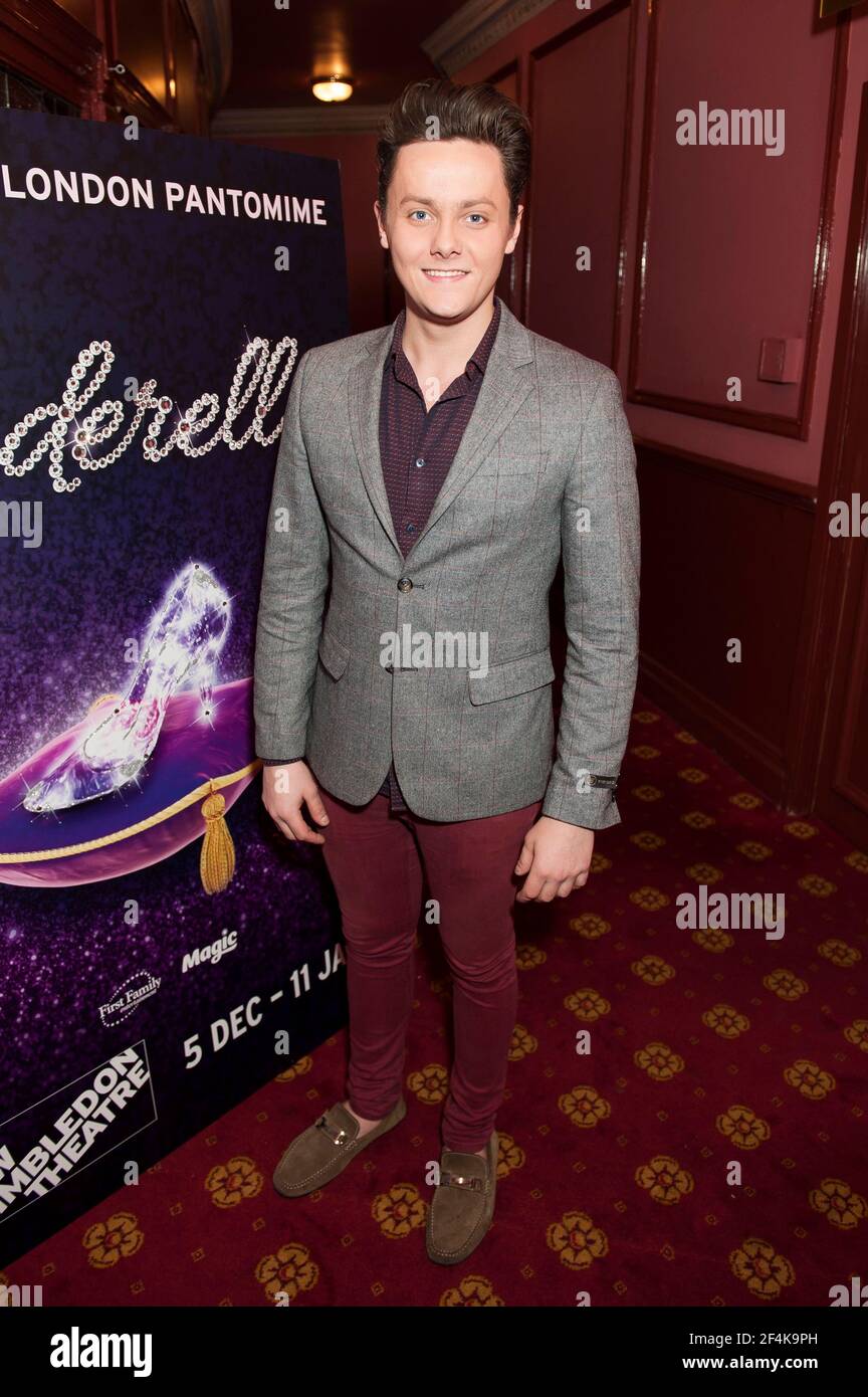 Tyger Drew-Honey arriva alla serata di apertura della Cenerentola al New Wimbledon Theatre di Wimbledon - Londra Foto Stock