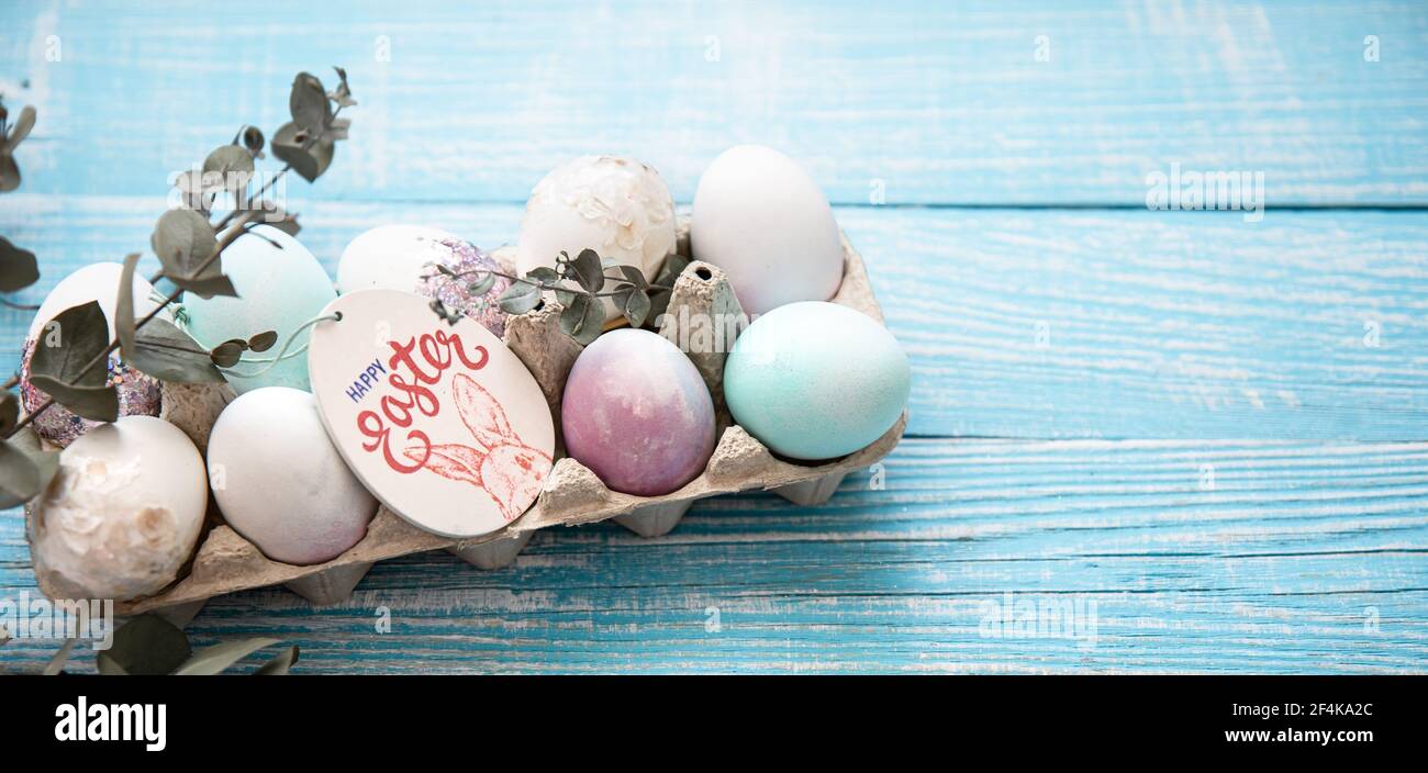Primo piano di un vassoio con le uova di Pasqua festive su una superficie di legno copia spazio. Buon concetto di Pasqua. Foto Stock