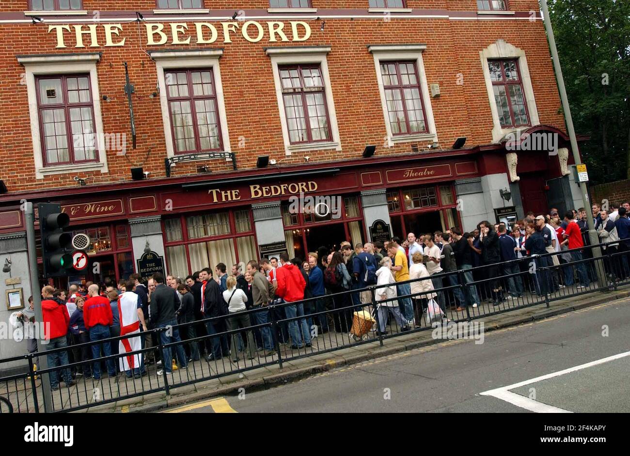 Il Bedford Pub, Balham a 10.30 questa mattina per la partita Inghilterra V Argentina in cui l'Inghilterra ha vinto 1-0.7 giugno 2002 foto Andy Paradise Foto Stock