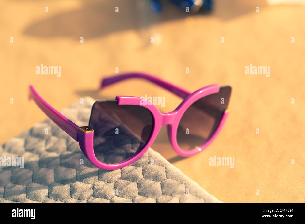 Occhiali da sole Cat modello speciale per donne colore rosa sparare  all'esterno in un closeup di giorno d'estate. Messa a fuoco selettiva Foto  stock - Alamy