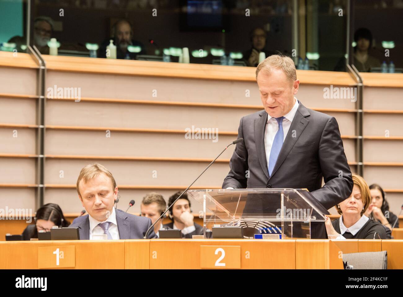 Parlamento europeo, Bruxelles. Il Presidente del consiglio europeo, Donald Tusk, ha pronunciato una dichiarazione dinanzi al Parlamento europeo, durante la sua seduta del 24 febbraio 2016. Foto Stock