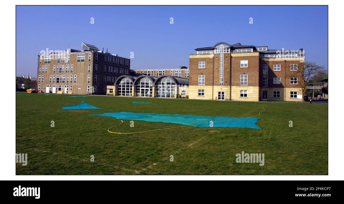 Greenhouse Project...la statua di Sir John Collett nella scuola di St.Pauls a Barnes, Dove i bambini dell'area locale sono in grado di utilizzare le strutture eccezionali come parte del project.pic David Sandison 18/4/2003 TUTTI i bambini CHE IDENTIFICANO PICS DEVONO ESSERE CANCELLATI RY JUSTIN BYAM SHORE CHE PUÒ ESSERE CONTATTATO ATTRAVERSO LO SCRITTORE NICK PIKE SU 07803 24493 Foto Stock