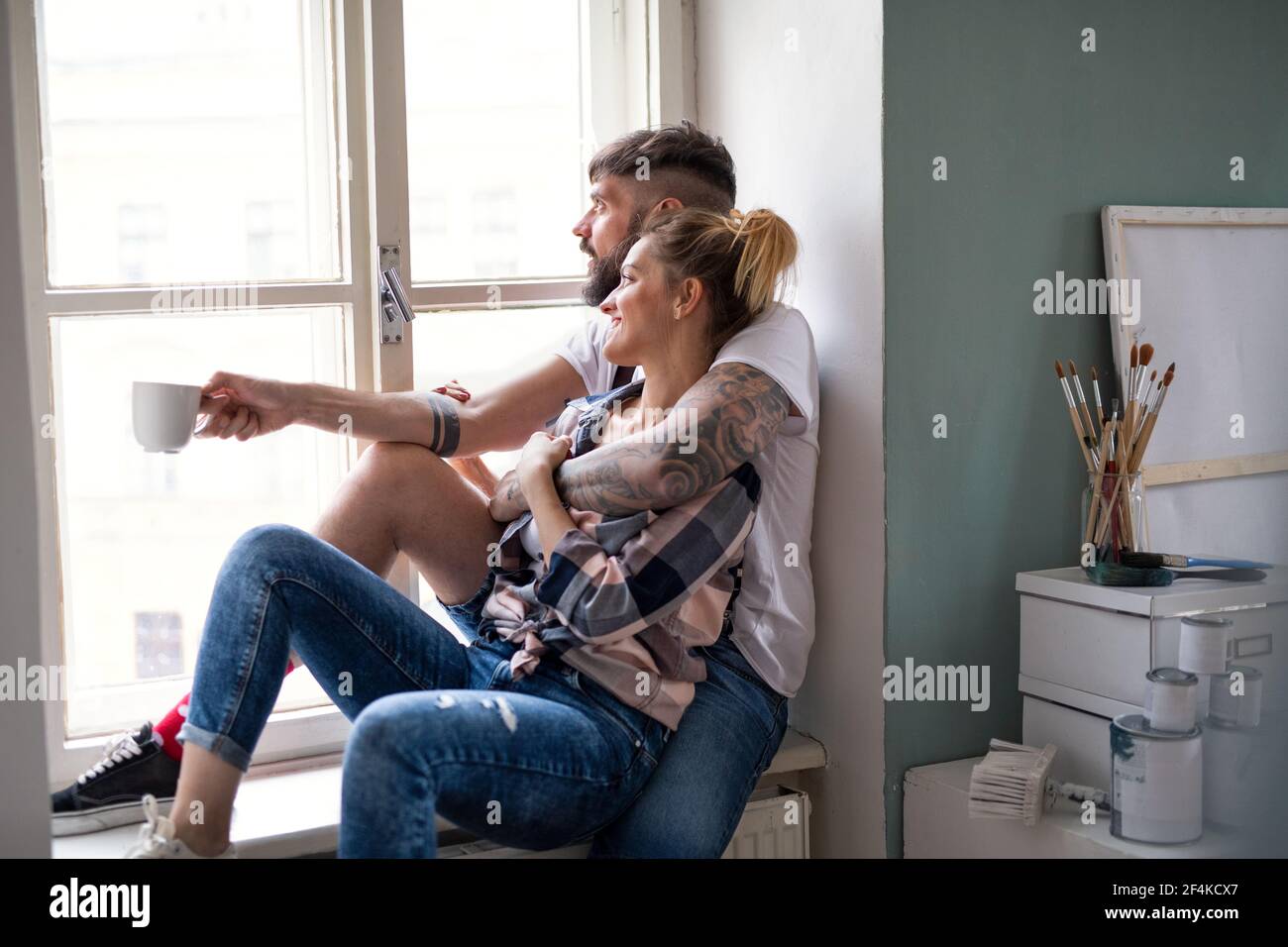 Coppia di adulti di media età seduta all'interno a casa, rilocazione e concetto di fai da te. Foto Stock