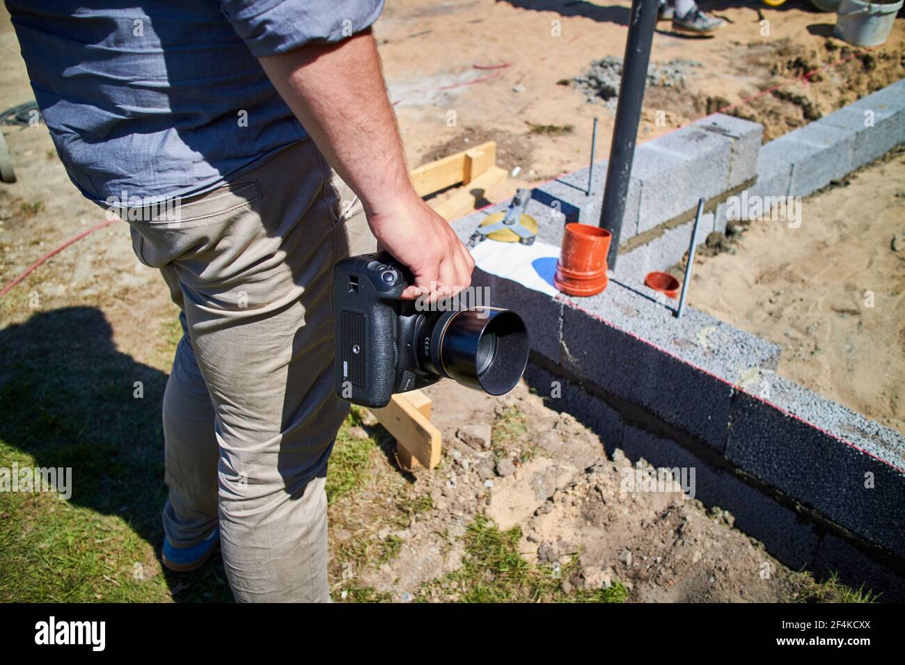 fotografo che lavora su un cantiere Foto Stock