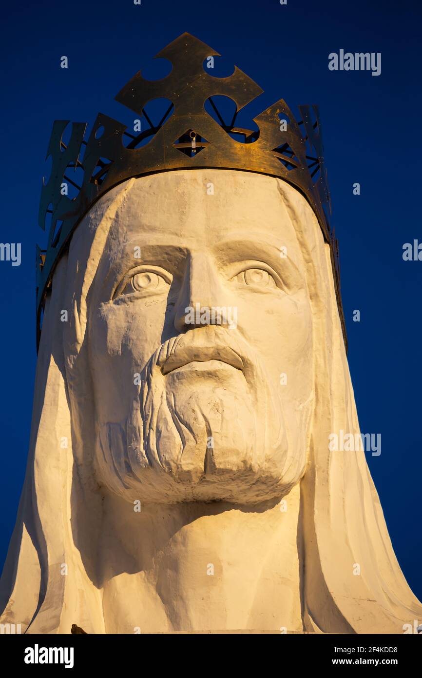 La statua più alta del mondo di Gesù Cristo, Swiebodzin, Polonia. Cielo blu profondo sullo sfondo. Fatto nel tardo pomeriggio in una giornata di sole. Foto Stock