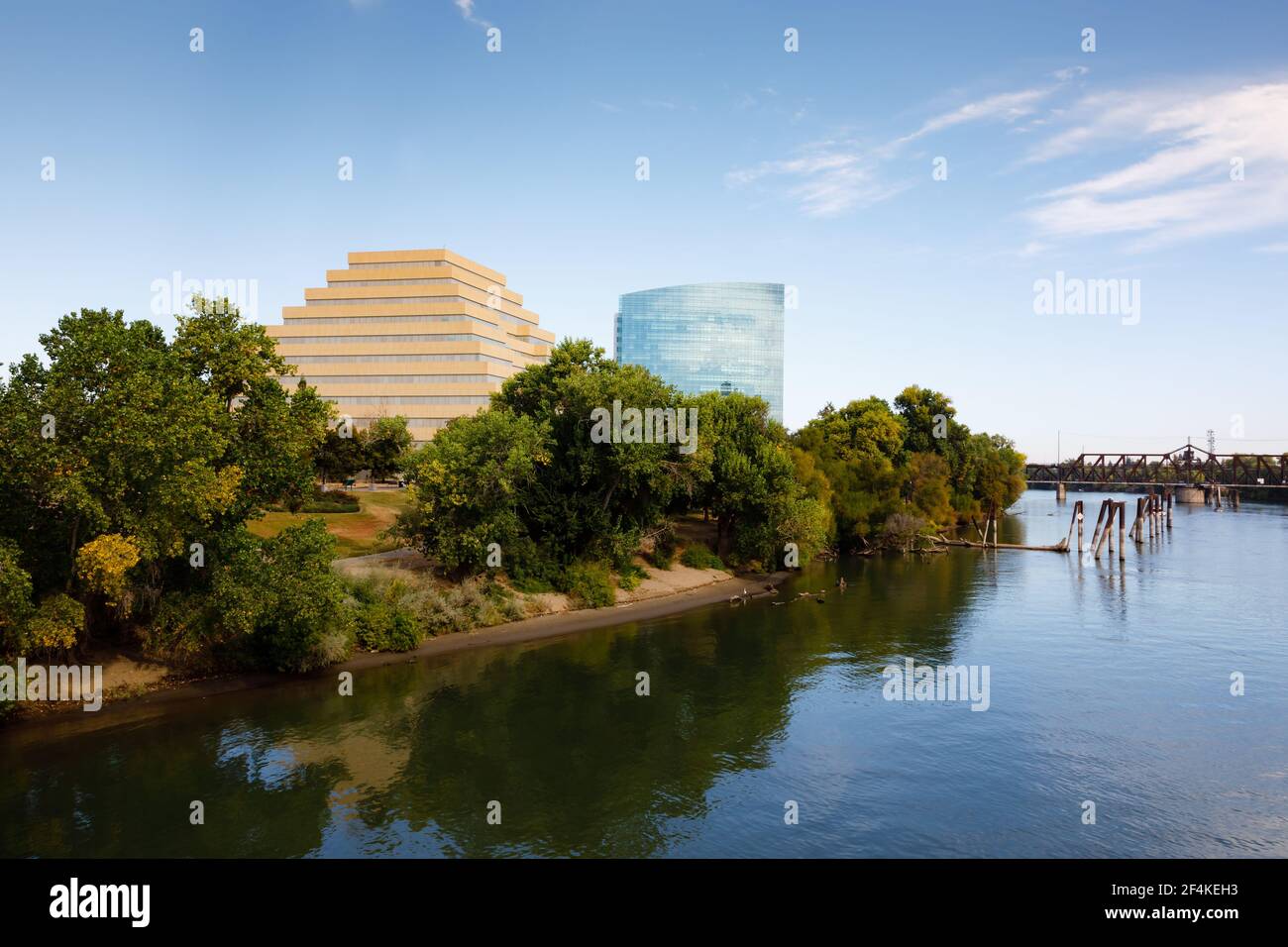 West Sacramento Ziggurat e Calstrs edifici sulle rive del fiume Sacramento. Sacramento, capitale dello stato della California, Stati Uniti d'America. Foto Stock