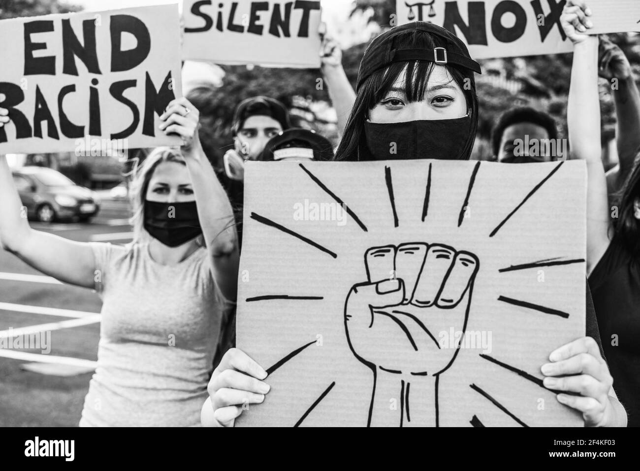 La ragazza protestore americana asiatica che fa la dimostrazione contro il razzismo durante il coronavirus Focolaio - la giovane donna cinese protesta per la parità di diritti - Nero AN Foto Stock