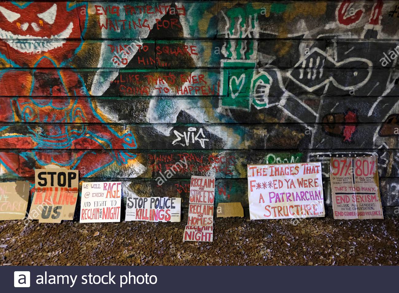 Edimburgo, Scozia, Regno Unito. 22 marzo 2021. La dimostrazione di queste strade si è tenuta al tunnel di Rodney Street nel fine settimana, dopo che le donne hanno detto che erano troppo spaventati per attraversarlo di notte e i cartelli sono stati lasciati in onore di Sarah Everard. Credit: Craig Brown/Alamy Live News Foto Stock