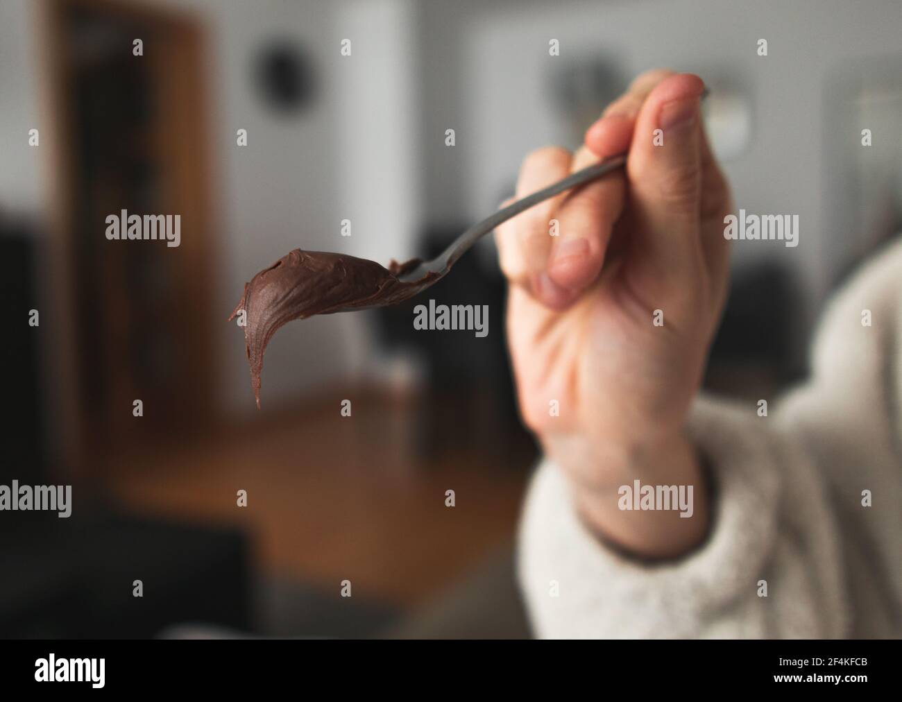 Un cucchiaio riempito di cioccolato Foto Stock