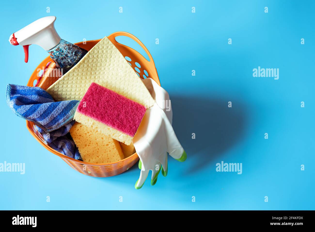 Composizione colorata con un set di spugne per la pulizia luminose e detergente. Concetto di servizio di pulizia. Foto Stock