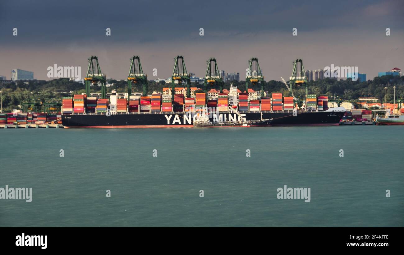 SINGAPORE, SINGAPORE - Apr 16, 2019: La foto mostra il grande containerership Yang Ming all'ancora nel porto di Singapore cargo. È stata scattata una foto quando si lascia Singla Foto Stock