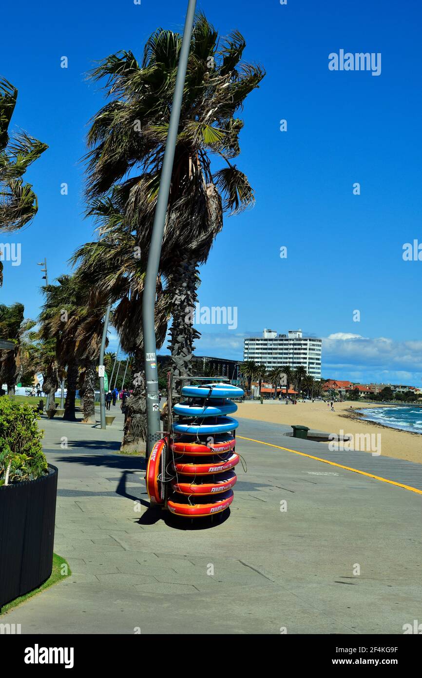 Melbourne, Victoria, Australia - 04 novembre 2017: Spiaggia, passeggiata e surf boards a St. Kilda, zona preferita di sport acquatici e di ricreazione nella capitale Foto Stock