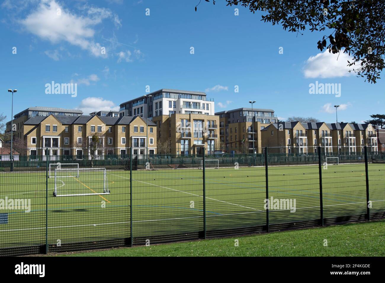 visti attraverso un campo sportivo, gli edifici residenziali del fiume teddington che occupano il sito degli ex studi televisivi teddington, londra Foto Stock