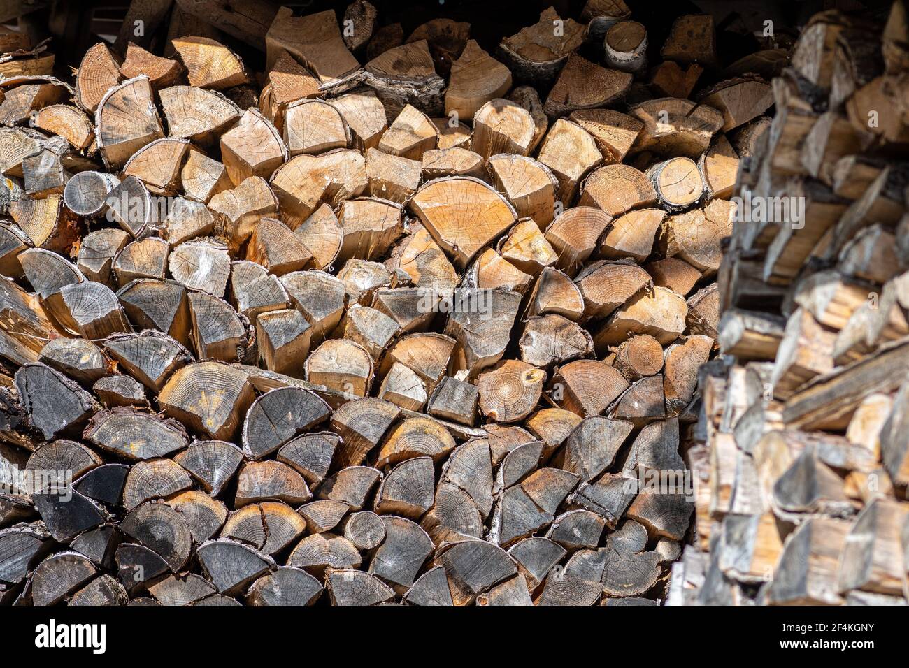 Struttura, parete o pila composta da blocchi, pezzi o tronchi di legno in inverno o in primavera. L'arte di impilare legno per asciugare e immagazzinare Foto Stock
