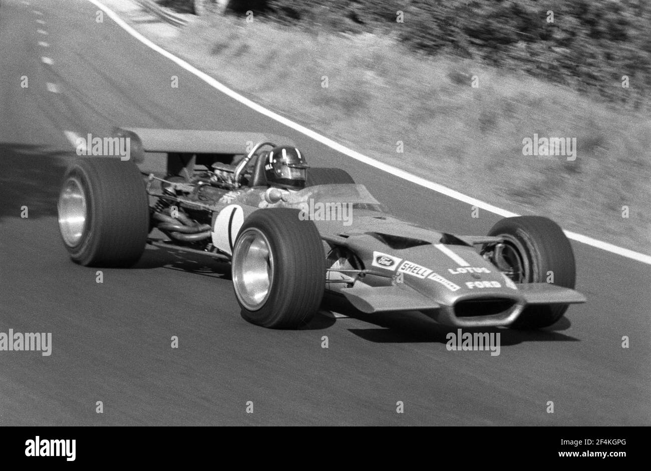 Graham HILL guida Lotus-Ford F1 a piena velocità durante il Gran Premio di Francia 1969, nel circuito di Charade vicino a Clermont-Ferrand. Foto Stock