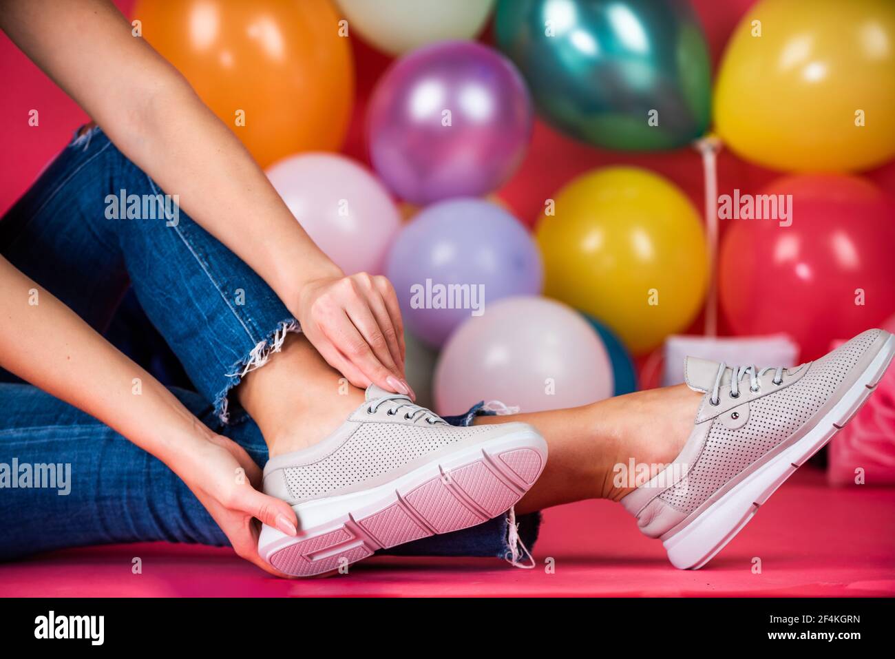 stile, calzature, cura delle scarpe buon compleanno., shopping del black  friday Foto stock - Alamy