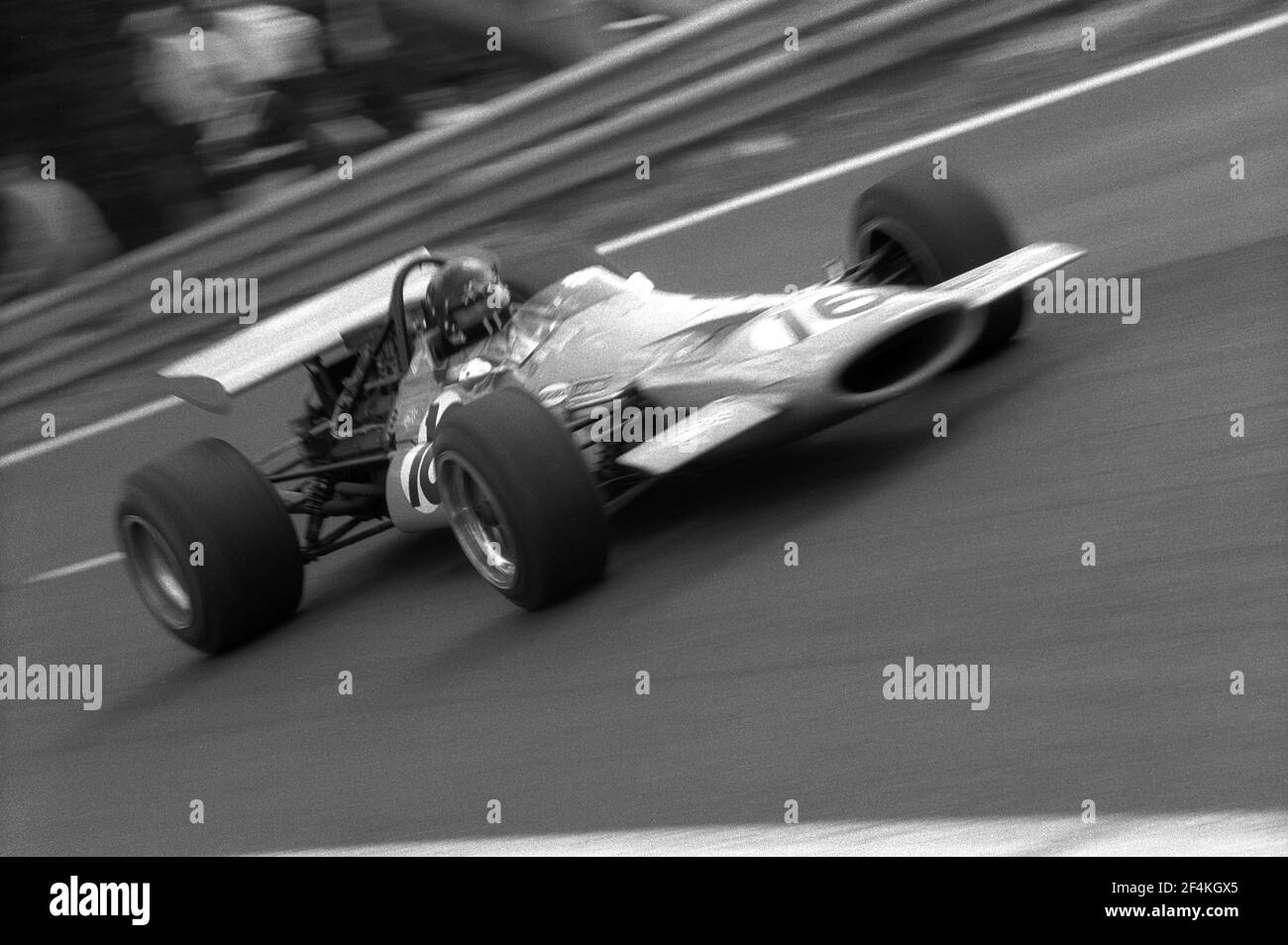 Andrea de ADAMICH guida la McLaren Alfa-Romeo F1 in piena velocità durante il Gran Premio di Francia 1970, sul circuito di Charade vicino a Clermont-Ferrand. Foto Stock