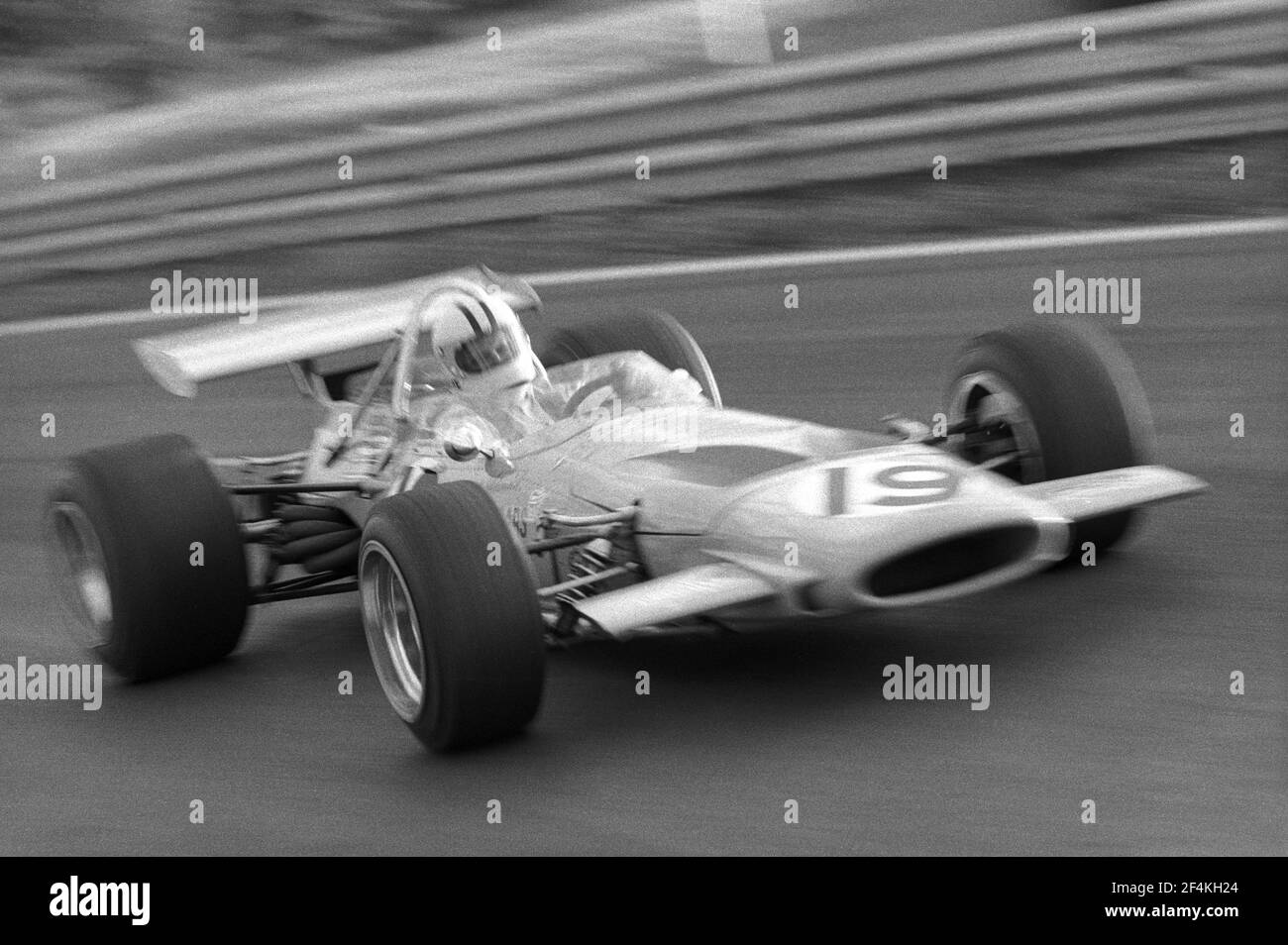 Denny HULME guida la McLaren-Ford F1 a piena velocità durante il Gran Premio di Francia 1970, nel circuito di Charade vicino Clermont-Ferrand. Foto Stock