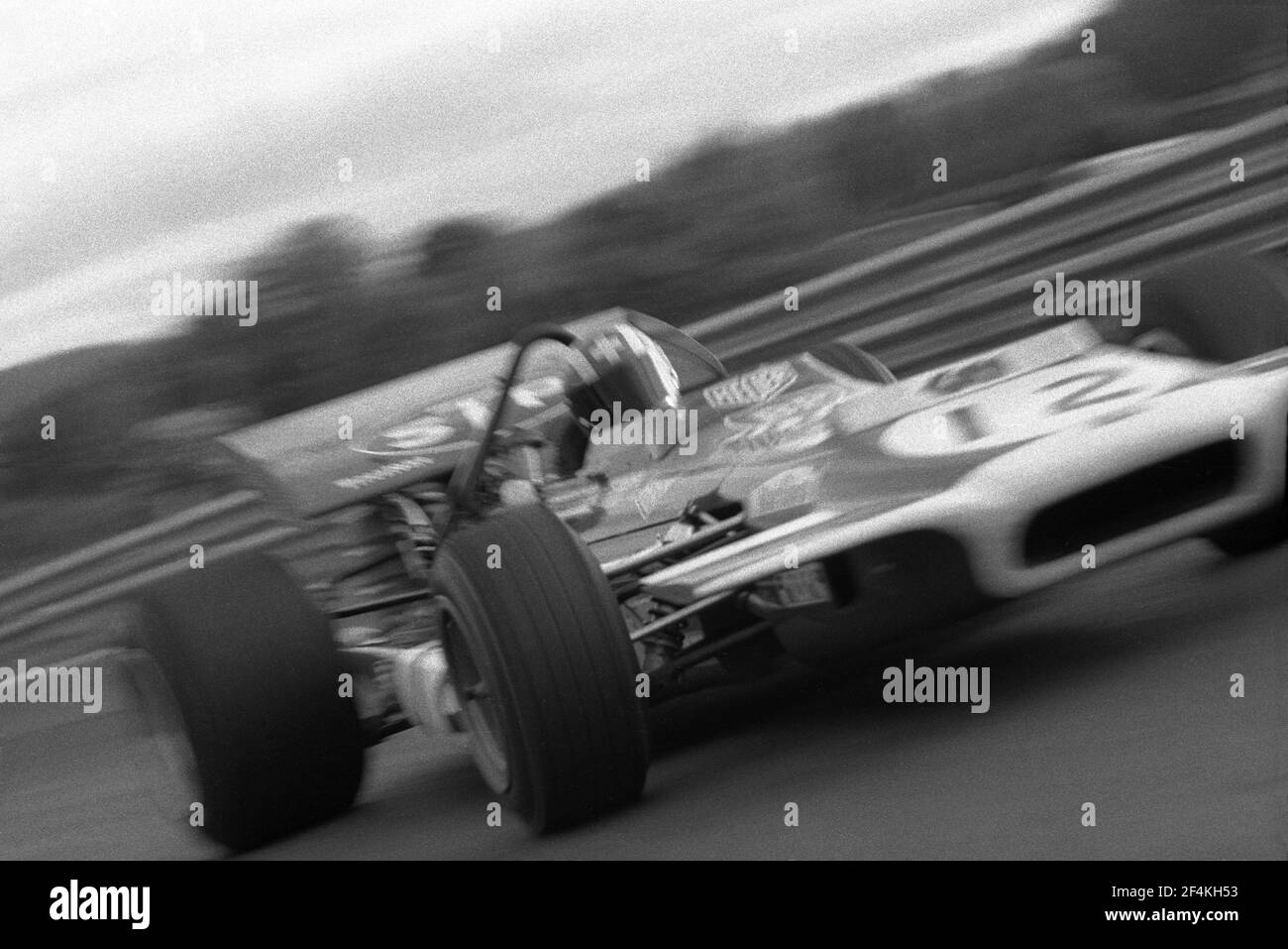 Jo SIFFERT guida la McLaren-Ford F1 a piena velocità durante il Gran Premio di Francia 1970, nel circuito di Charade vicino Clermont-Ferrand. Foto Stock