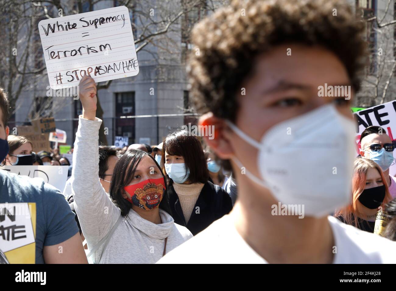 New York, Stati Uniti. 21 Mar 2021. Un manifestante tiene un cartello durante un rally di pace per onorare le vittime di sparatorie e gli attacchi finali contro gli asiatici nel Columbus Park di Chinatown.cinque giorni fa otto persone sono state uccise nelle terme dell'area di Atlanta, sei delle quali erano asiatiche, causando sdegno e paura tra la comunità asiatica. (Foto di John Lamparski/SOPA Images/Sipa USA) Credit: Sipa USA/Alamy Live News Foto Stock