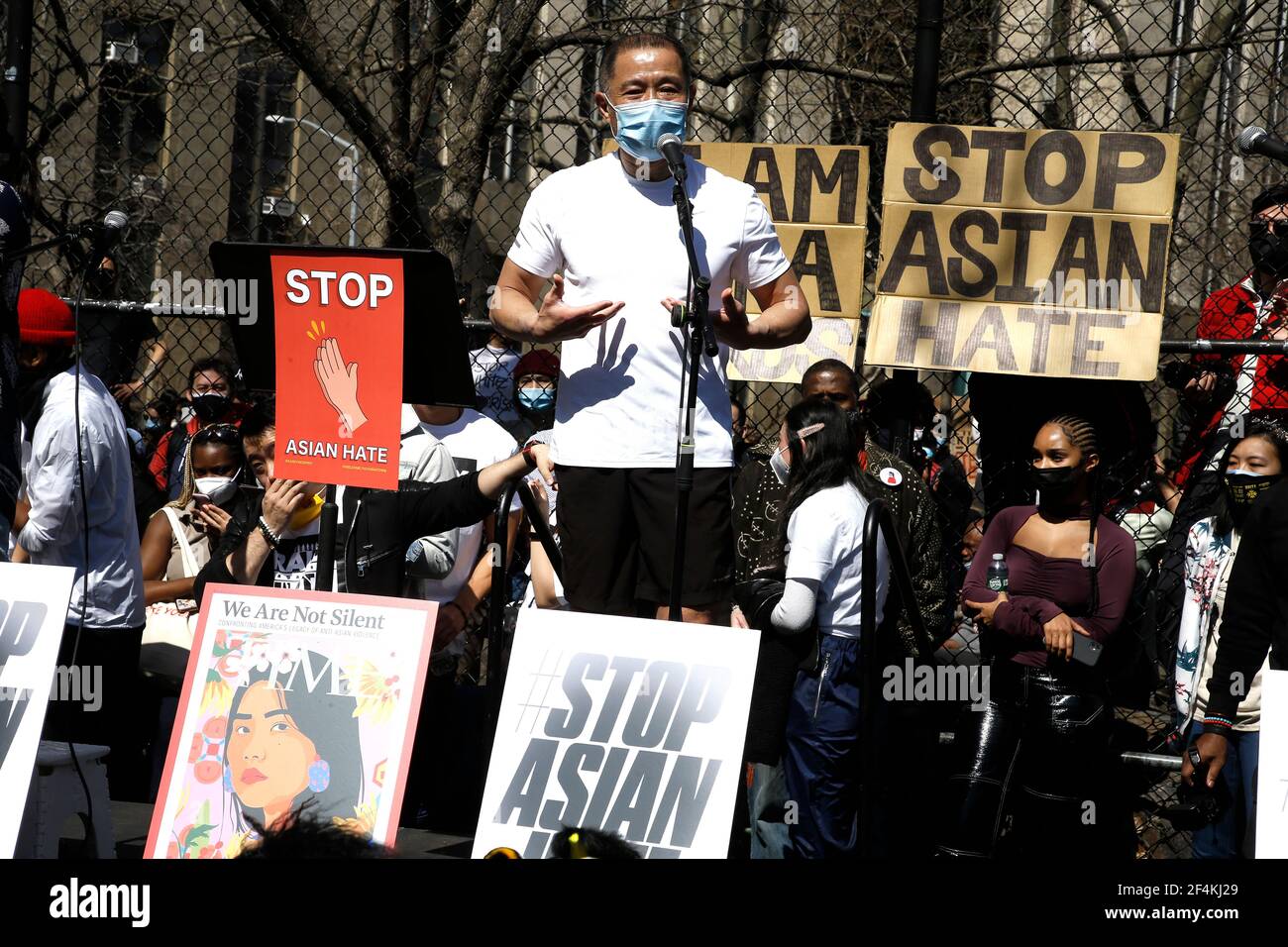 New York, Stati Uniti. 21 Mar 2021. Il senatore John Liu (D-NY) parla come persone durante un rally di pace per onorare le vittime di sparatorie e gli attacchi finali contro gli asiatici nel Columbus Park di Chinatown. Cinque giorni fa otto persone sono state uccise nelle zone di Atlanta, sei delle quali erano asiatiche, causando sdegno e paura nella comunità asiatica. (Foto di John Lamparski/SOPA Images/Sipa USA) Credit: Sipa USA/Alamy Live News Foto Stock