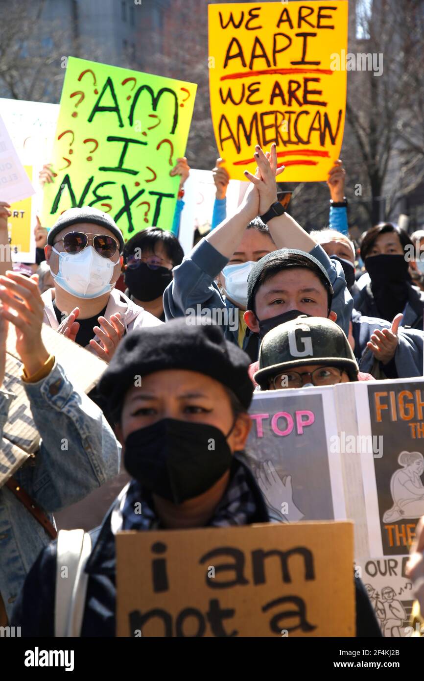 New York, Stati Uniti. 21 Mar 2021. I manifestanti tengono cartelli durante un raduno di pace per onorare le vittime di sparatorie e porre fine agli attacchi contro gli asiatici nel Columbus Park di Chinatown.cinque giorni fa otto persone sono state uccise nelle terme dell'area di Atlanta, sei delle quali erano asiatiche, causando sdegno e paura nella comunità asiatica. (Foto di John Lamparski/SOPA Images/Sipa USA) Credit: Sipa USA/Alamy Live News Foto Stock