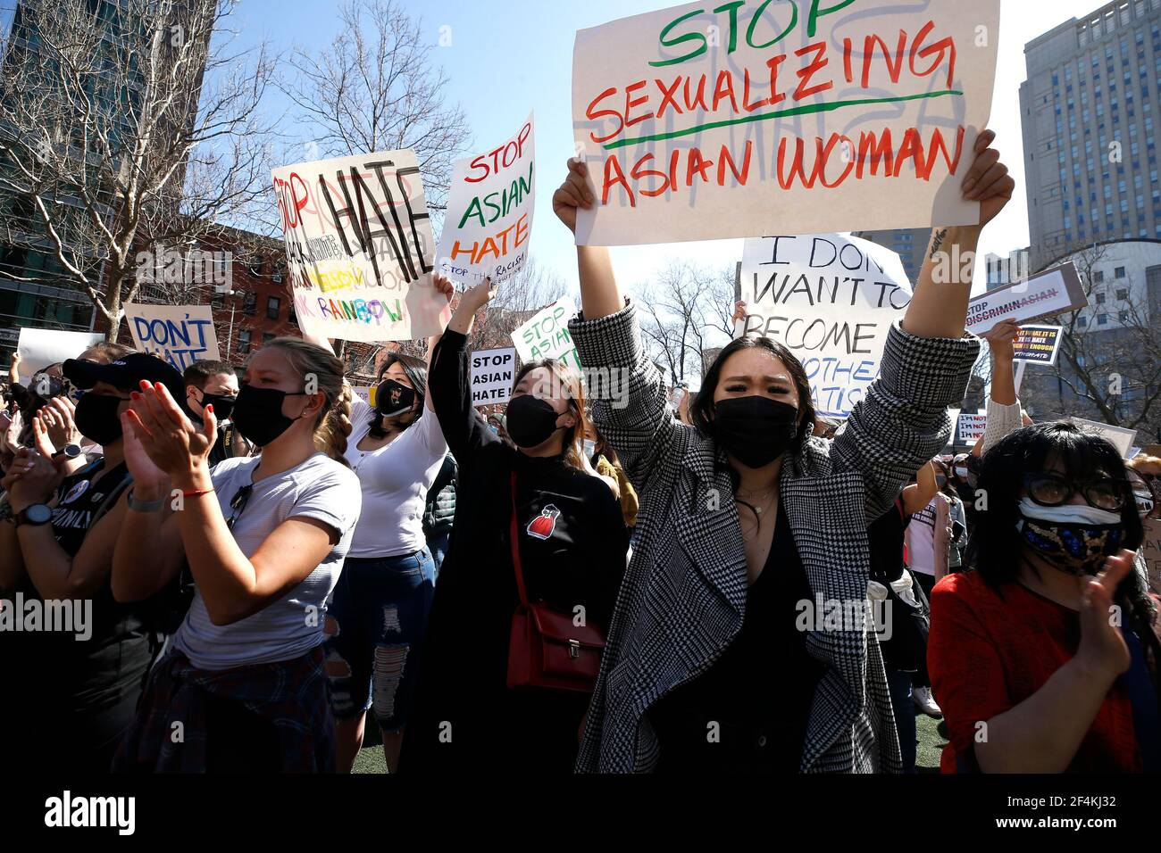 New York, Stati Uniti. 21 Mar 2021. I manifestanti tengono cartelli durante un raduno di pace per onorare le vittime di sparatorie e porre fine agli attacchi contro gli asiatici nel Columbus Park di Chinatown.cinque giorni fa otto persone sono state uccise nelle terme dell'area di Atlanta, sei delle quali erano asiatiche, causando sdegno e paura nella comunità asiatica. (Foto di John Lamparski/SOPA Images/Sipa USA) Credit: Sipa USA/Alamy Live News Foto Stock